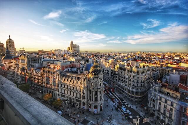 vista de la Gran via Madrid, edificio vitalicio y edificio Metrópolis